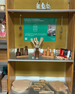Unsere STEIN MADE-Produkte Auswahl im Lädeli Buche auf einem Holzregal