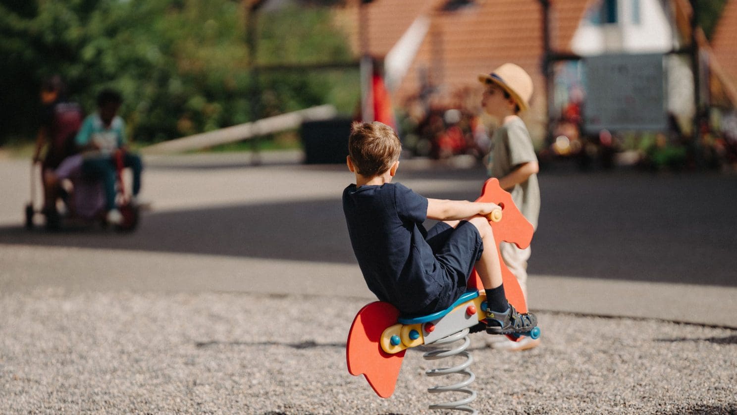 Fröhliche Spielpause auf dem Schulhof – Kinder genießen Bewegung und Teilhabe in der heilpädagogischen Schule.
