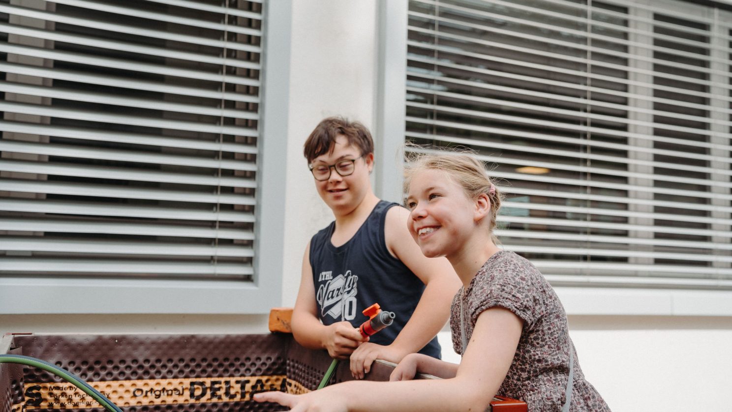 Schülerinnen und Schüler der heilpädagogischen Schule pflegen das Hochbeet – Lernen durch Tun und Teilhabe im Schulalltag.