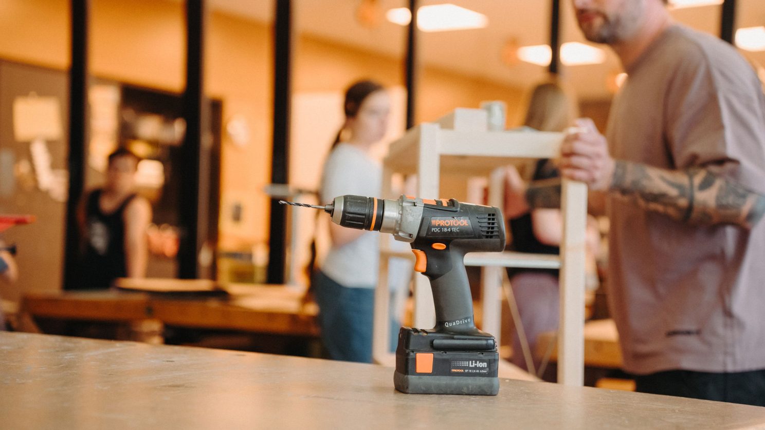 Handwerksunterricht an der heilpädagogischen Schule – Förderung von Geschick, Konzentration und Selbstständigkeit.