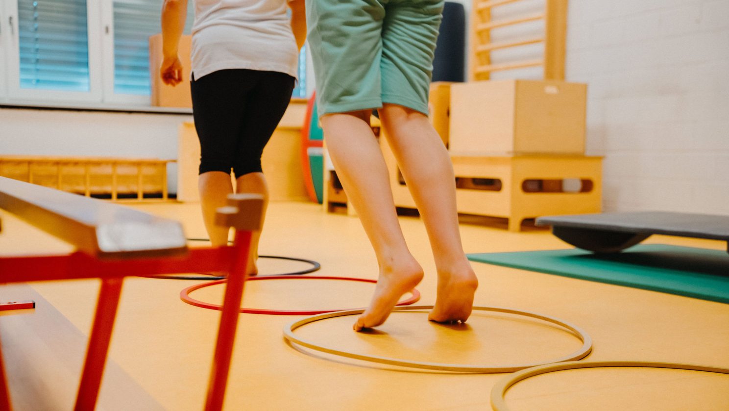 Barfuß durch bunte Reifen – Bewegungsförderung und Motoriktraining an der heilpädagogischen Schule.