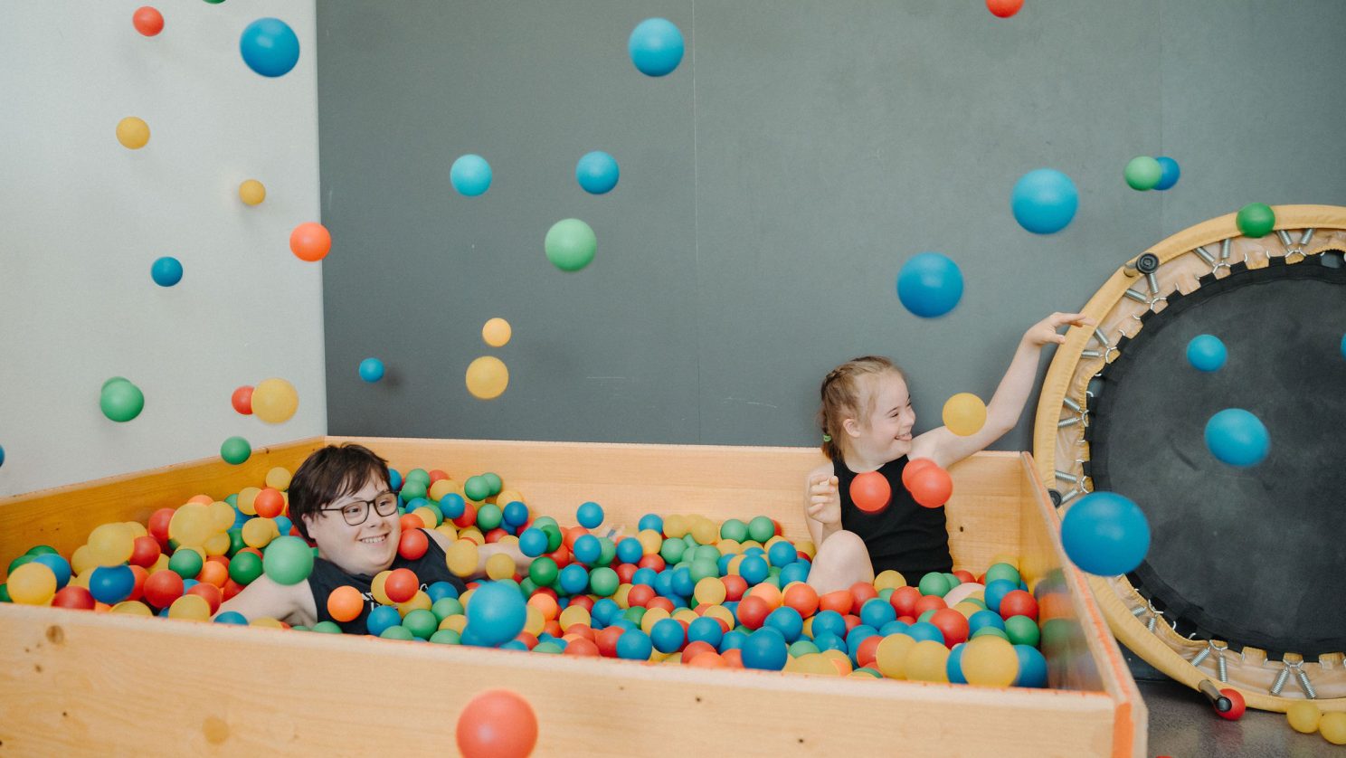Kinder mit Unterstützungsbedarf genießen eine bunte Spielpause im Bällebad – Freude und Teilhabe an der HPS Fricktal.