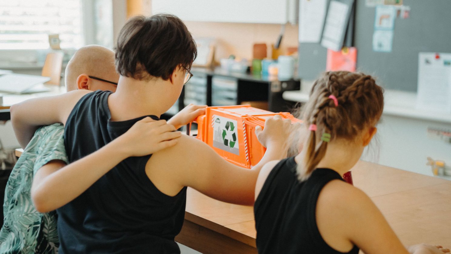 Gemeinsames Lernen mit Herz – Kinder setzen sich kreativ mit Umweltschutz auseinander.