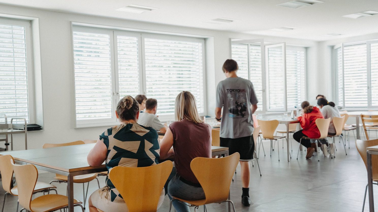 Heller Aufenthaltsraum mit gemeinsamer Mahlzeit – Begegnung und Zusammenhalt im Stiftungsleben.