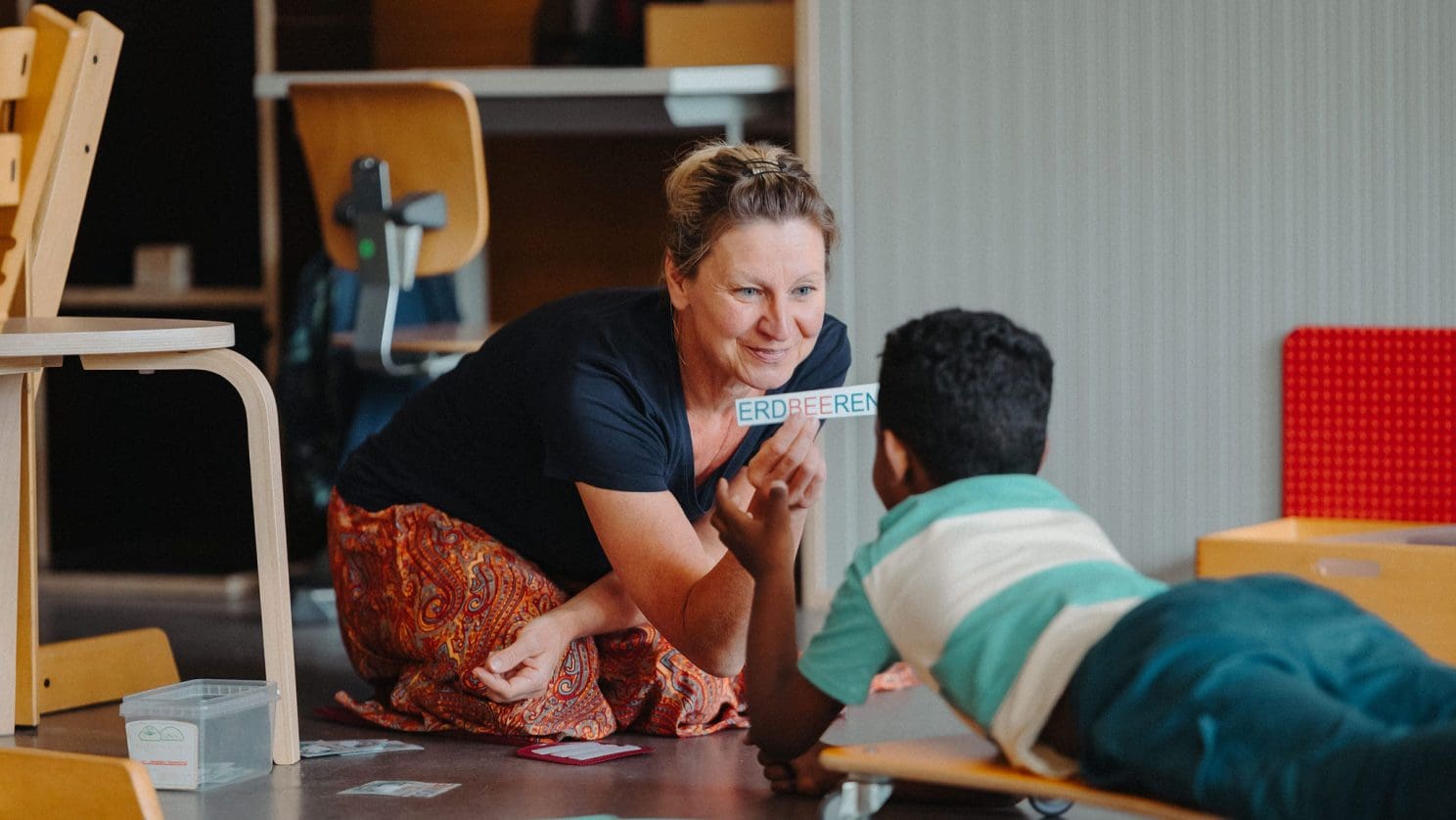 Lehrperson übt mit Schüler das Lesen – individuelle Förderung an der heilpädagogischen Schule.