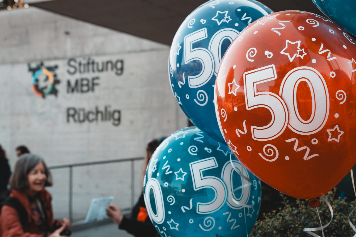 50 Jahre Stiftung MBF – bunte Ballone und fröhliche Stimmung.