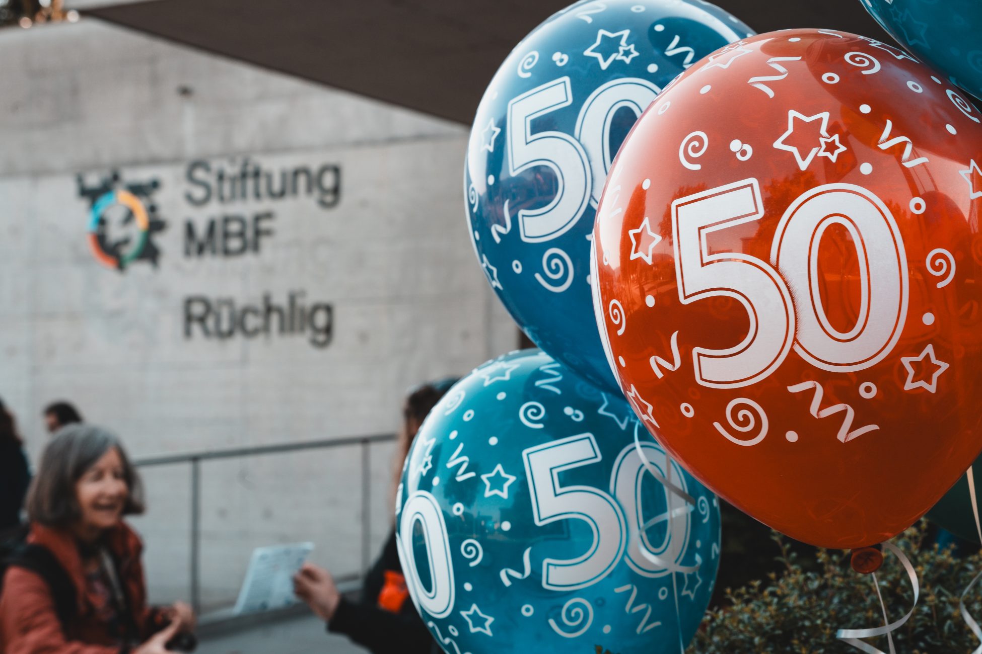 50 Jahre Stiftung MBF – bunte Ballone und fröhliche Stimmung.