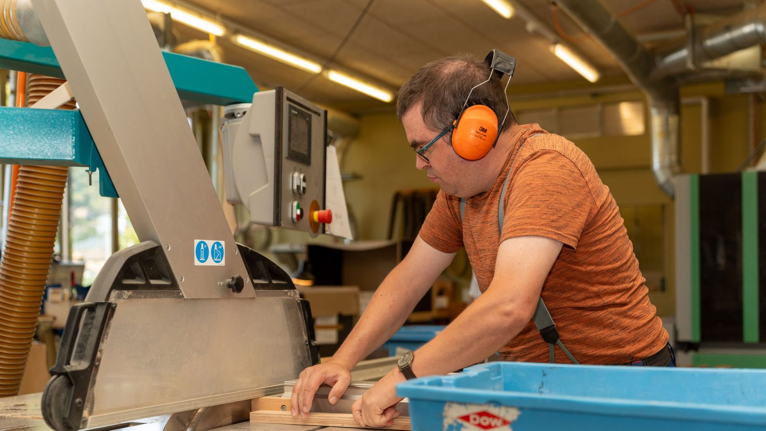 Holzarbeit in der Schreinerei der Stiftung MBF – sichere und sinnstiftende Beschäftigung.