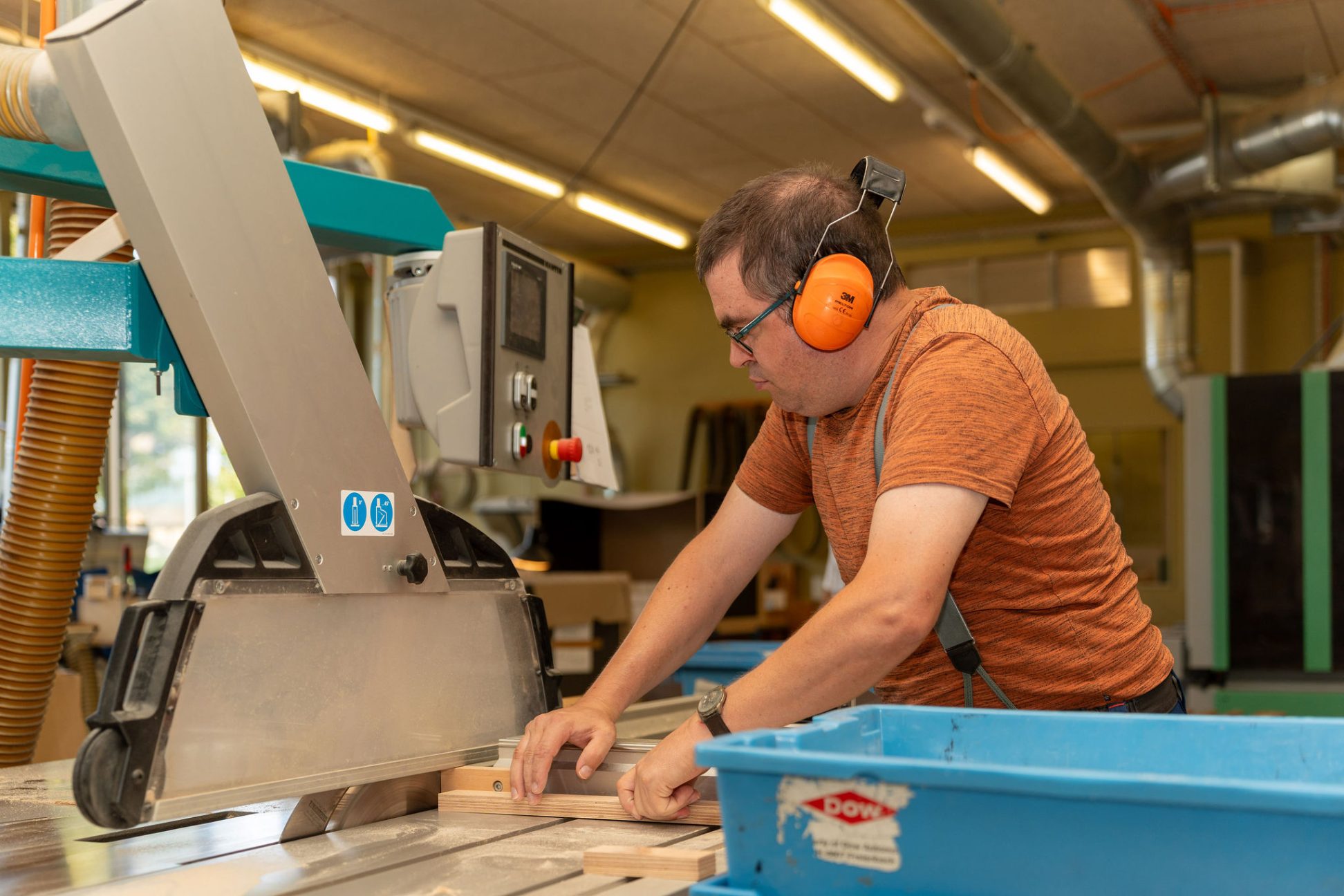 Holzarbeit in der Schreinerei der Stiftung MBF – sichere und sinnstiftende Beschäftigung.