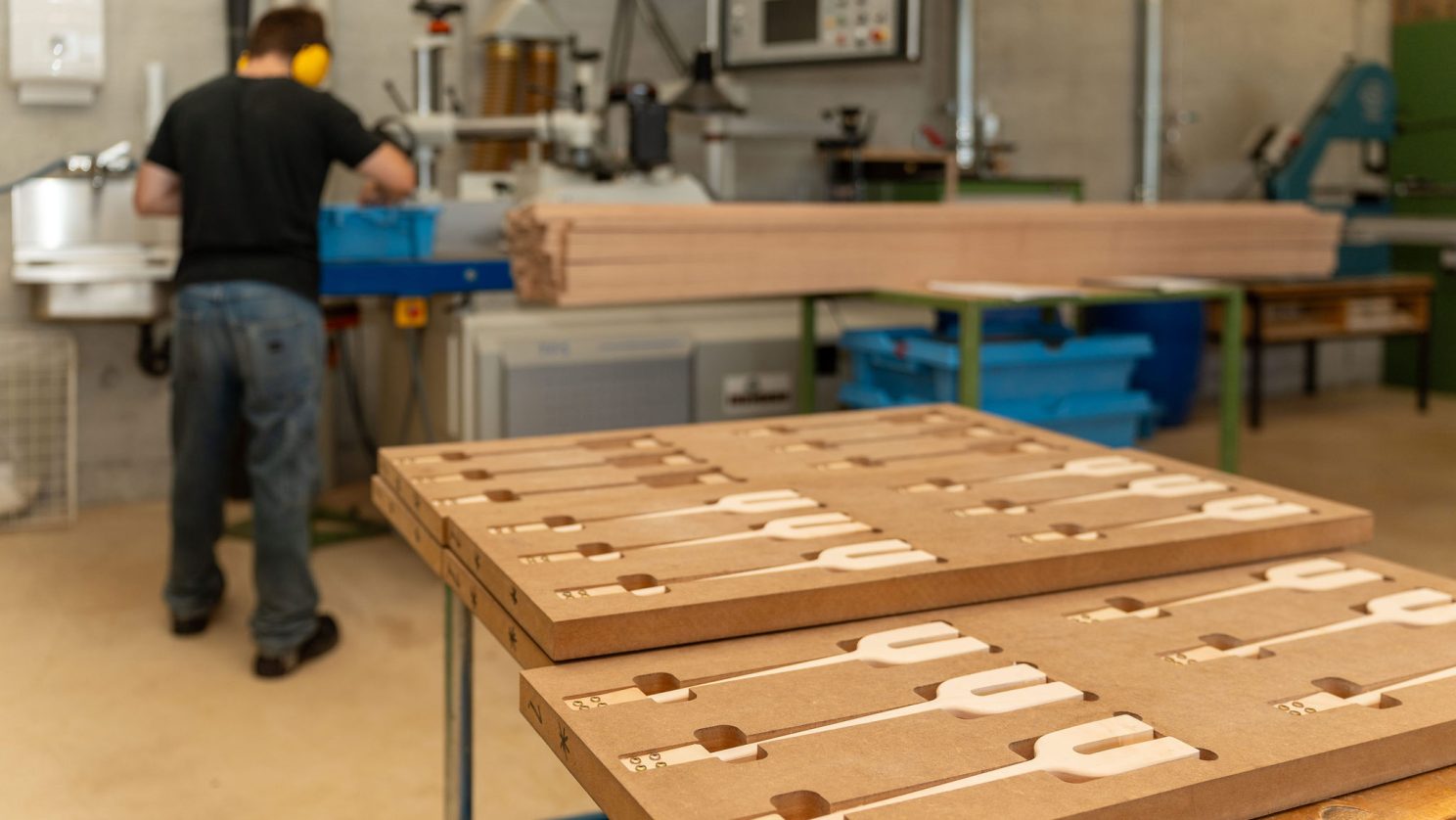 Arbeit in der MBF-Schreinerei – Holzprodukte entstehen in sorgfältiger Handarbeit.