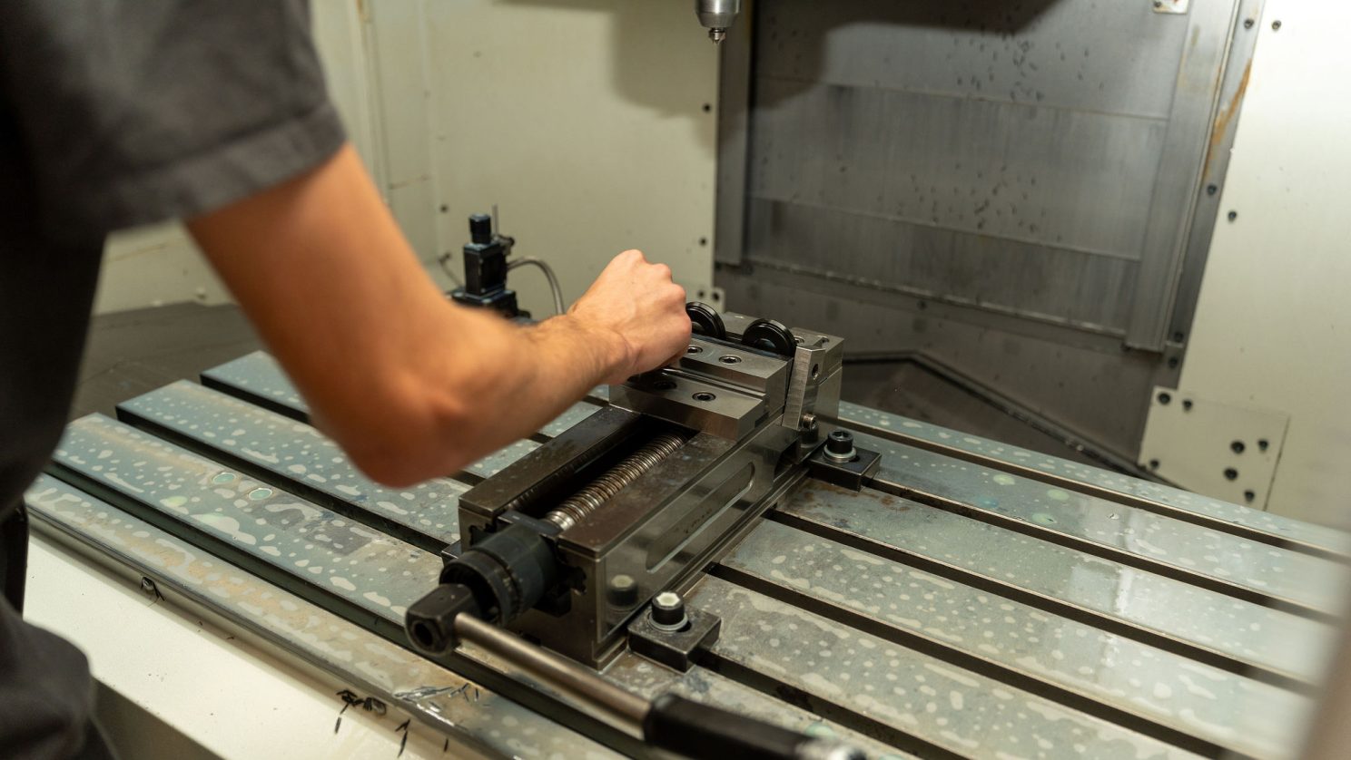 Detailaufnahme der Maschinenarbeit in der MBF-Mechanik – geschützter Arbeitsplatz mit Betreuung.