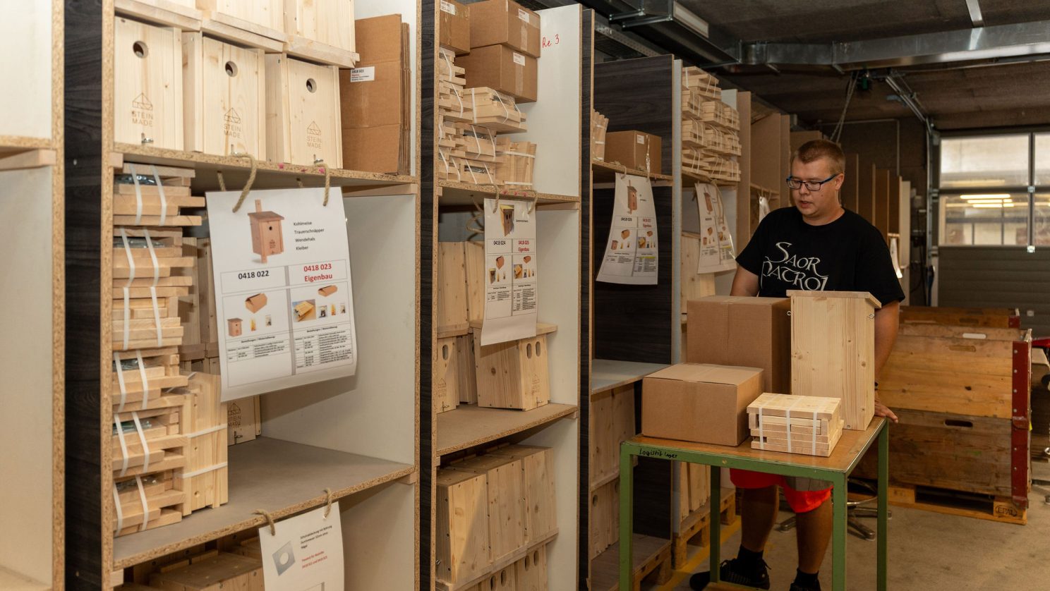 Holzprodukte und Nistkästen von STEIN MADE im Lager der Stiftung MBF - Arbeit im Lager der MBF