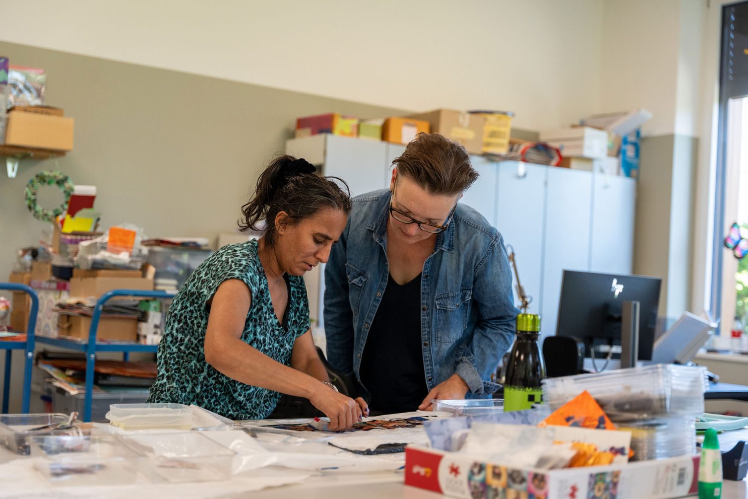 Individuelle Begleitung in der Tagesstruktur der Stiftung MBF – kreative Arbeit für Menschen mit Unterstützungsbedarf.