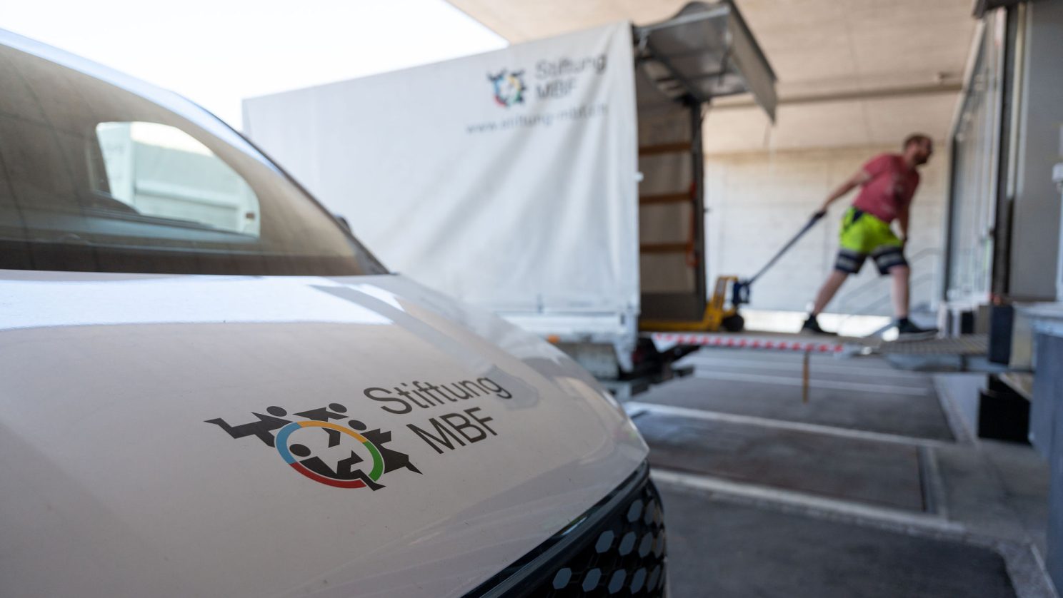 Stiftung MBF Fahrzeug beim Entladen – geschützter Arbeitsplatz in der Logistik.