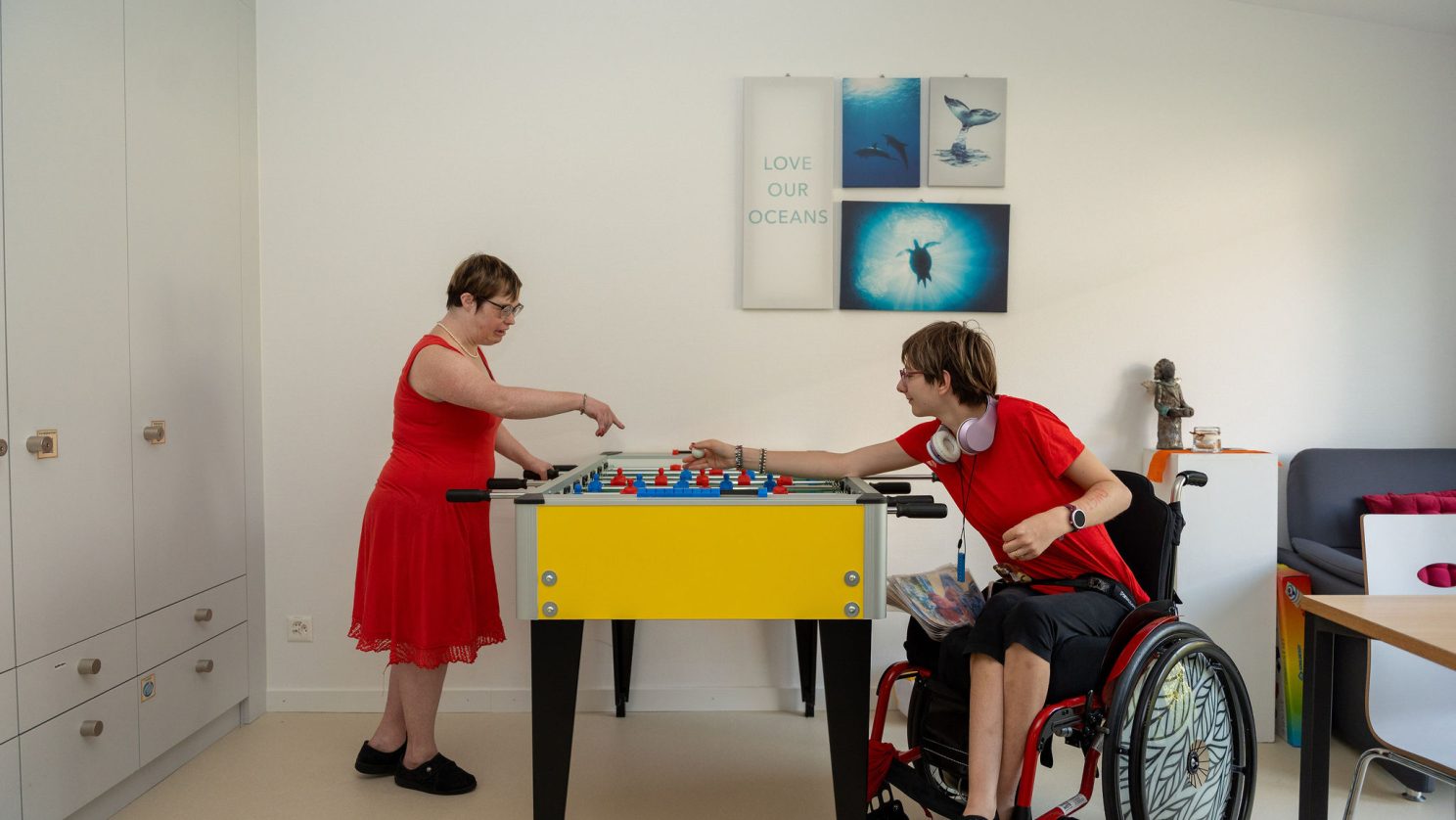 Menschen mit Unterstützungsbedarf geniessen ihre Freizeit in ihrer Wohngruppe - Selbstbestimmtes Leben an der MBF