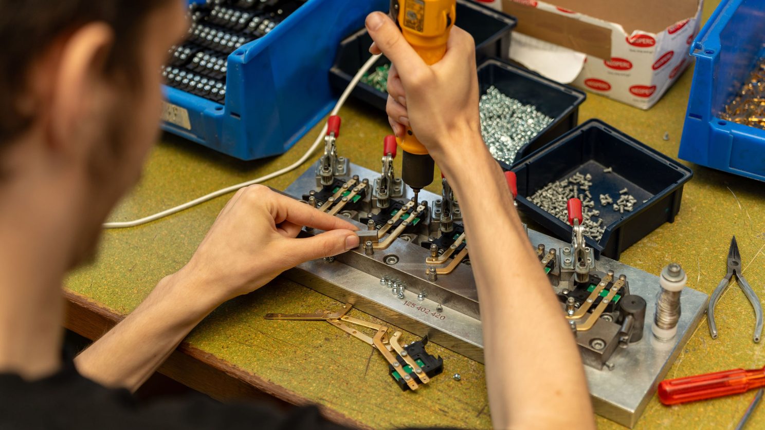 Montagearbeit mit Schraubgerät – geschützter Arbeitsplatz bei der Stiftung MBF.