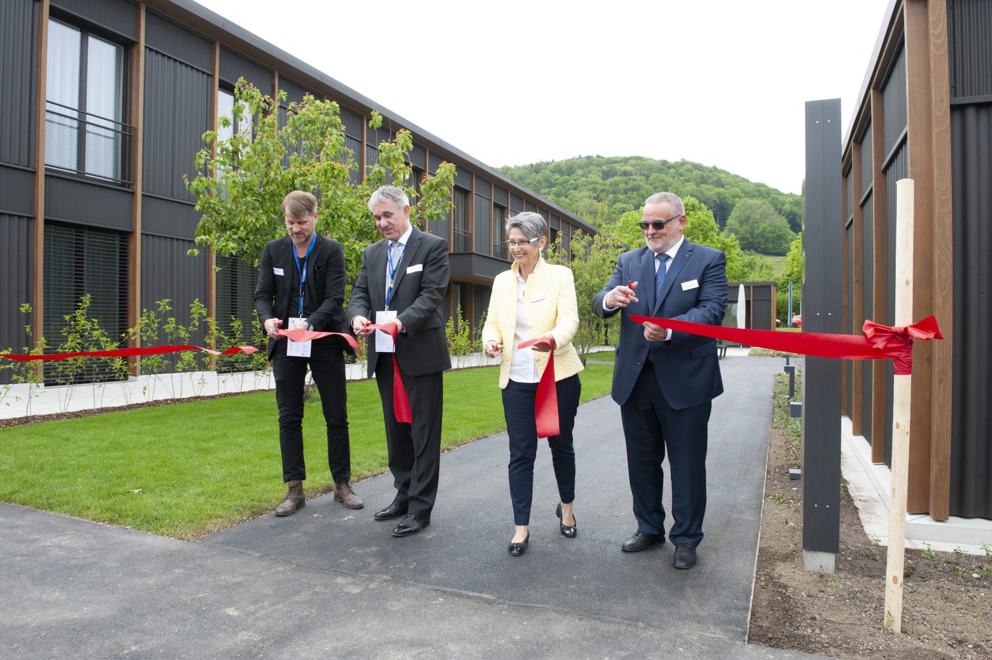 Zur Einweihung und Bezug des Widacher, rote Schleife wird durchgeschnitten