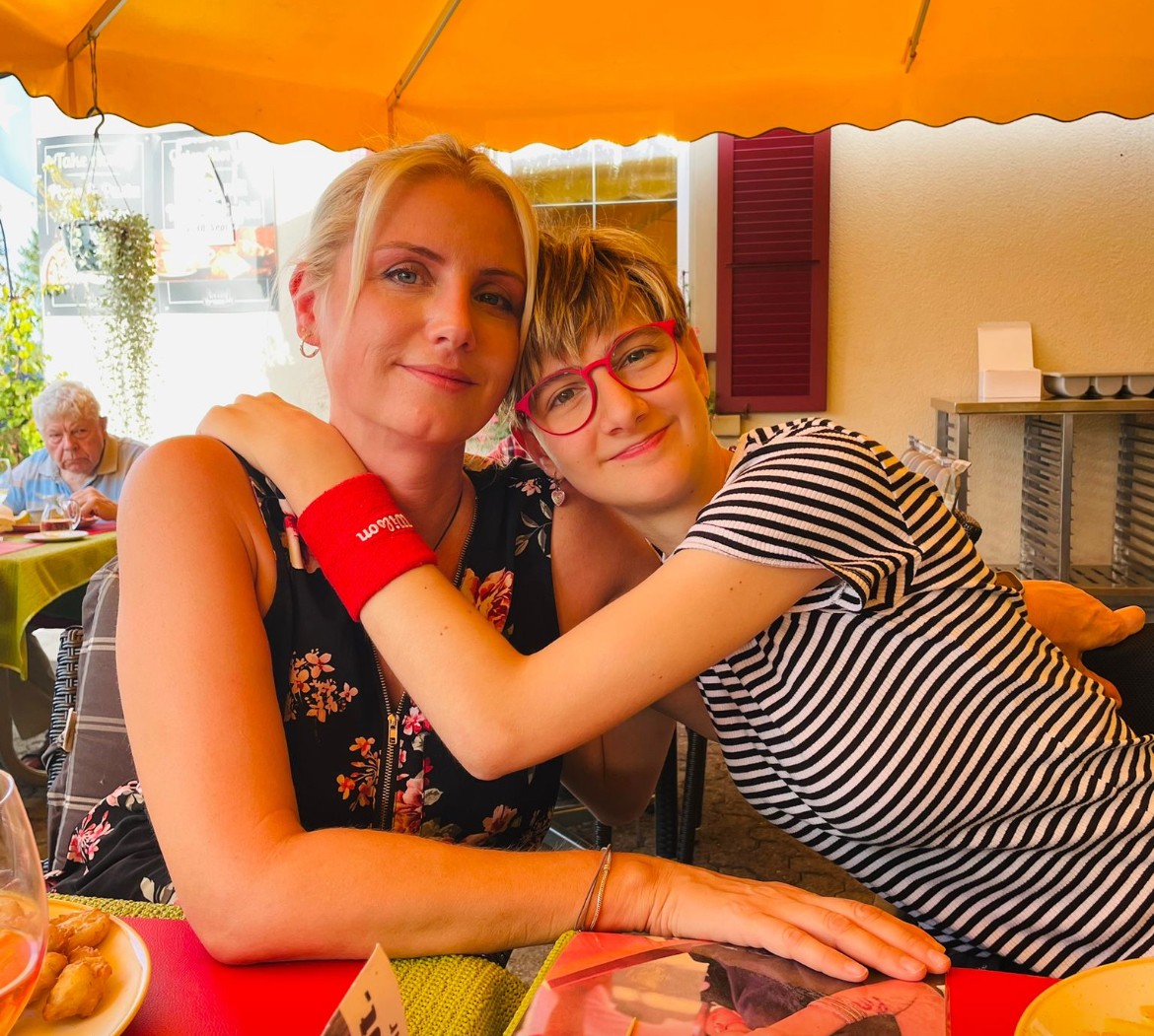 Innige Umarmung zwischen Mutter und Kind mit Unterstützungsbedarf