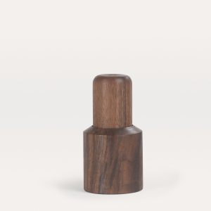 Stein Made - Kleine Pfeffermühle oder kleiner Salzstreuer aus Nussbaum.