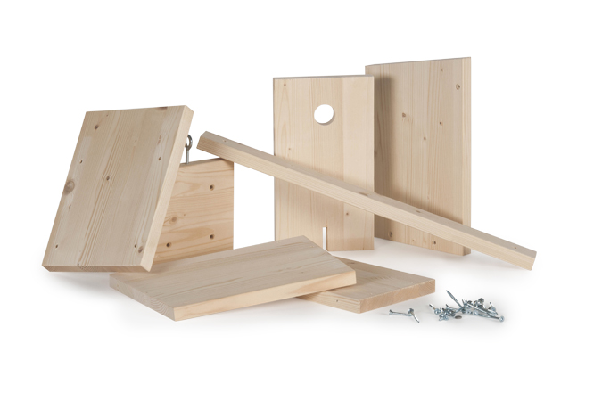 Einzelteile und Schrauben von dem Stein Made Vogelhaus für 4 Meisearten.