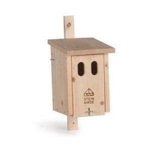 Nistkasten aus hellem Tannenholz mit zwei ovalen Einfluglöchern für die Vogelart Gartenrotschwänze