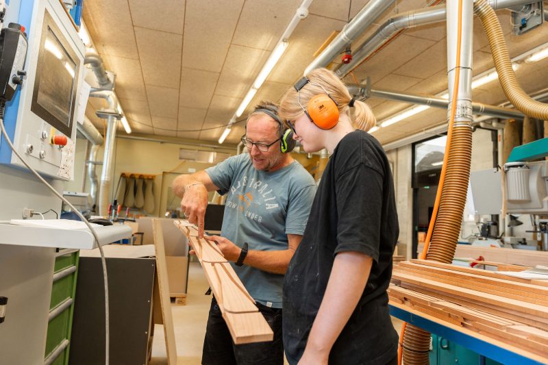 Schreiner zeigt seiner Lernenden etwas - Ausbildungsplätze mit IV in der Stiftung MBF
