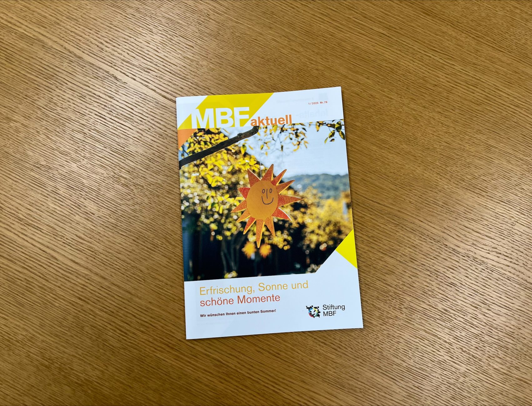 Titelbild der MBF aktuell mit Sonne aus Papier darauf – Sommerausgabe der Stiftung MBF