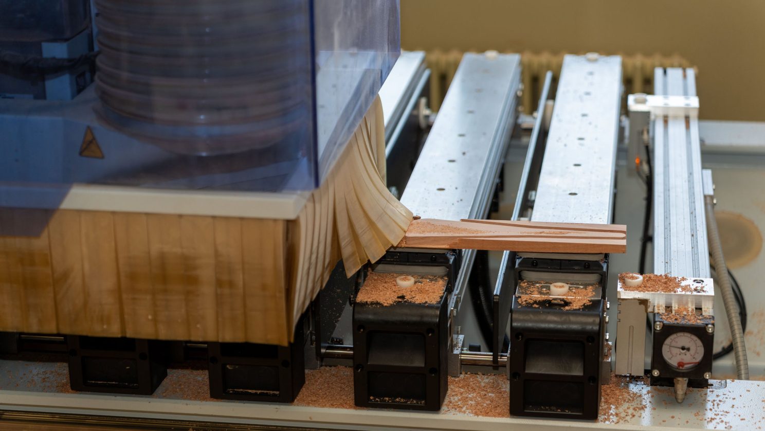 Holzstück wird in der CNC-Fräse der Stiftung MBF gefräst – moderne Technik für geschützte Arbeitsplätze.