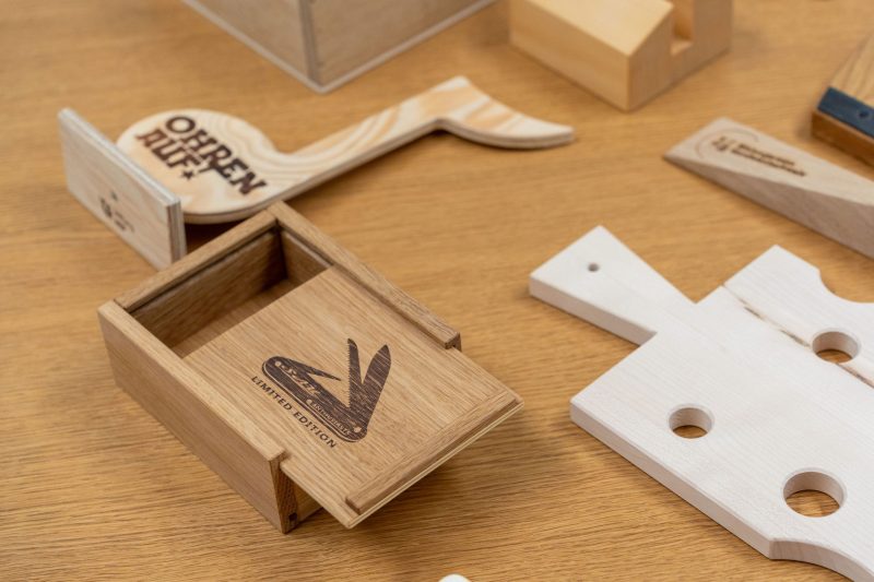 Nahaufnahme von gravierten und gefrästen Holzteilen – kreative Produktbeispiele aus Holzhandwerk.