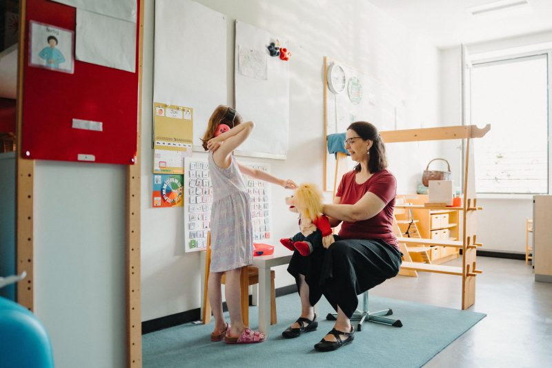 Kind mit Unterstützungsbedarf lernt mit visuellen Hilfen – heilpädagogisches Angebot an der HPS Fricktal.