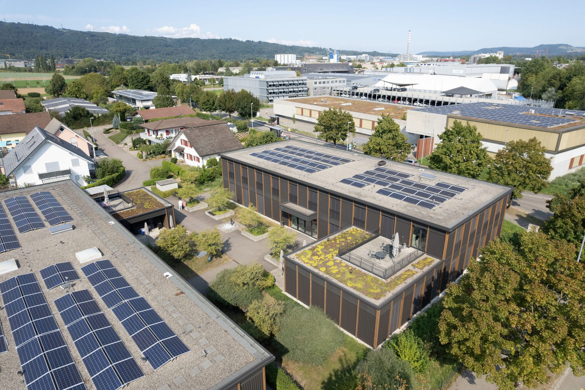 Wohngebäude und das Werkstättengebäude der Stiftung MBF schräg aus der Luft von oben.